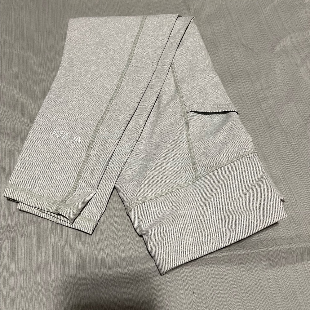 NWOT Kiava Light Gray Capris Size Medium
